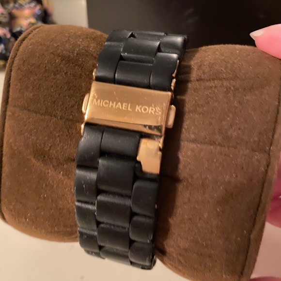 Michael Kors Watch - Picture 3 of 8